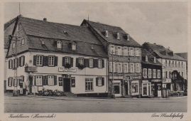 Hier geht es zur Karte mit dem Motiv 'Tanksäule, Motorräder und ein Kilometerstein'