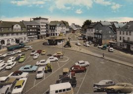 Hier geht es zur Karte mit dem Motiv 'Autos der 70er Jahre auf dem Kastellauner Marktplatz'