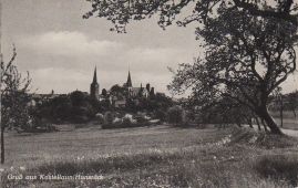 Hier geht es zur Karte mit dem Motiv 'Blick über eine Wiese zur Stadtkulisse'